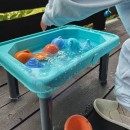 pol_pl_Stolik-Wodny-3w1-Piaskownica-Gra-Lowienie-Rybek-6-el-WOOPIE-8865_4.jpg