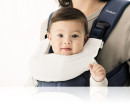f_pol_pl_babybjorn-sliniaczek-do-nosidelka-ergonomicznego-babybjorn-one-bialy-4094_4.jpg